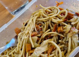Fideos con verduras (fideos chinos) Una foto de Fideos con verduras (fideos chinos)