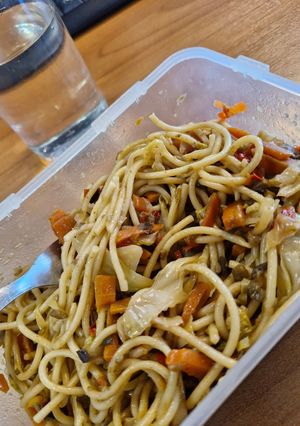 Una foto de Fideos con verduras (fideos chinos)