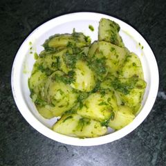 A picture of Chatpate hare bhare aloo.