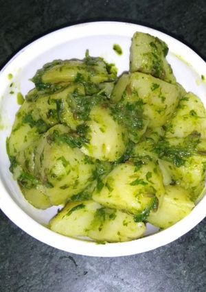 A picture of Chatpate hare bhare aloo.