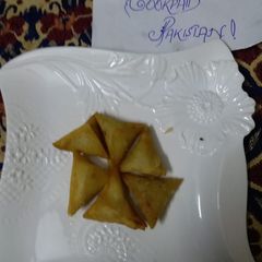 A picture of Yummy chicken one bite samosas.