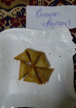 A picture of Yummy chicken one bite samosas.