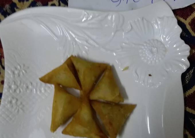 Yummy chicken one bite samosas