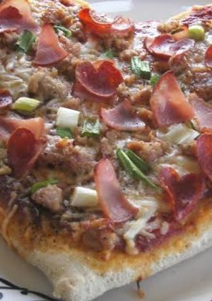 हार्ट शेप पिज़्ज़ा(Heart shape pizza recipe in hindi) रेसिपी मुख्य फोटो