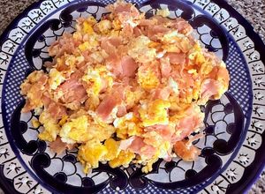 Una foto de Huevos revueltos con jamón