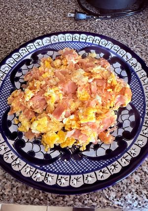 Una foto de Huevos revueltos con jamón