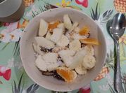 Une photo de pommes banane kiwi
