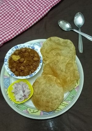 છોલે પૂરી (Chhole Puri Recipe In Gujarati) રેસીપી મુખ્ય ફોટો