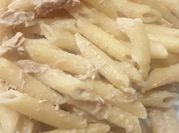 Una foto de macarrones con nata