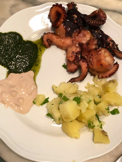 Foto di Polpo grigliato con patate prezzemolate pesto di menta e maionese di polipo