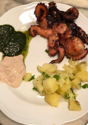 Foto di Polpo grigliato con patate prezzemolate pesto di menta e maionese di polipo