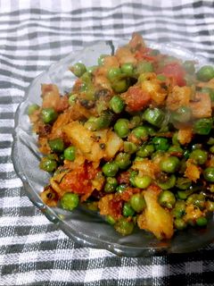 मटर आलू की सूखी सब्जी(matar aloo ki sukhi sabzi recipe in hindi) रेसिपी मुख्य फोटो