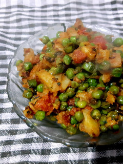 मटर आलू की सूखी सब्जी(matar aloo ki sukhi sabzi recipe in hindi) रेसिपी मुख्य फोटो