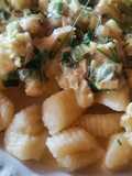 Ñoquis de ricota. Con salsa de coliflor y verdeo