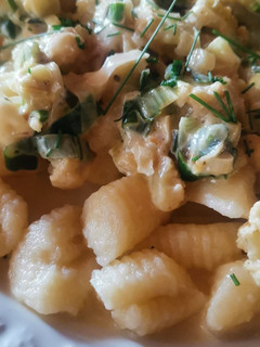 Una foto de Ñoquis de ricota. Con salsa de coliflor y verdeo