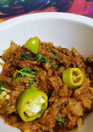A picture of Qeema with onions.