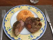 Una foto de pavo al horno con hierbas
