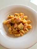 Radiatori con vellutata di zucca e salmone