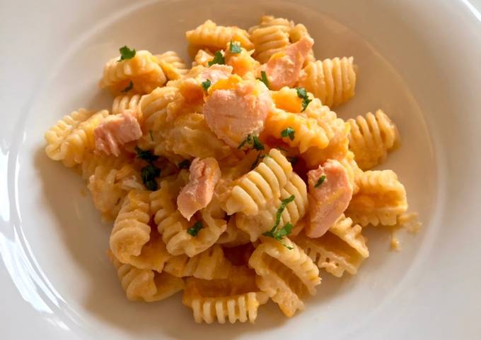 Modo più semplice a Fai  Perfetto Radiatori con vellutata di zucca e salmone