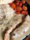 Arroz con pavo, salsa a la pimienta y guarnición