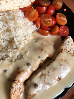 Una foto de Arroz con pavo, salsa a la pimienta y guarnición