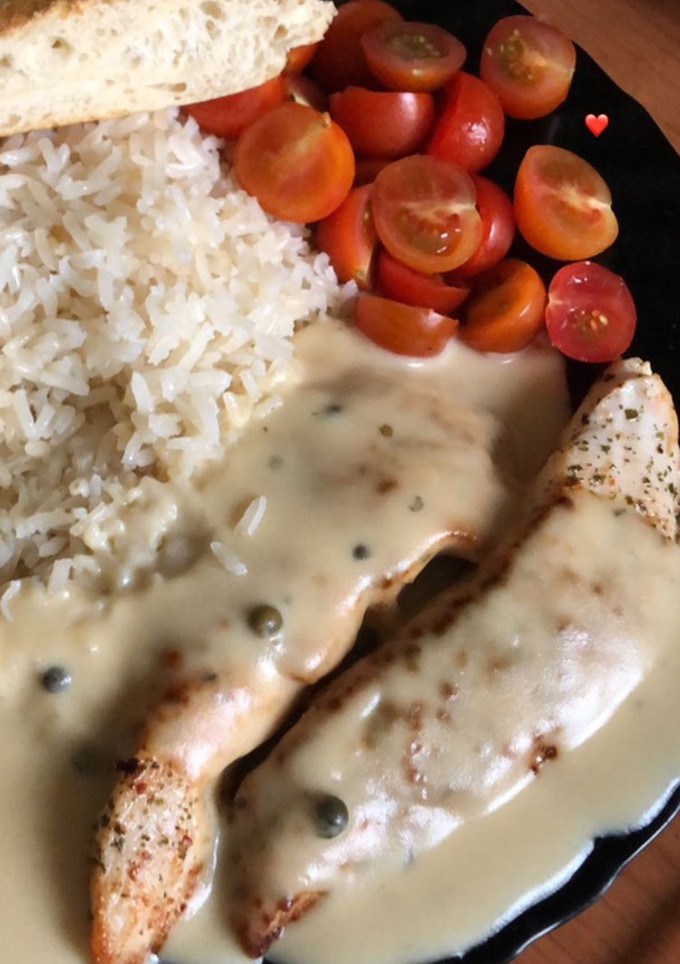 Una foto de Arroz con pavo, salsa a la pimienta y guarnición