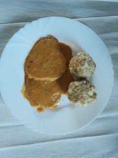 Mustáros-uborkás szelet zsemlegombóccal recept fotója