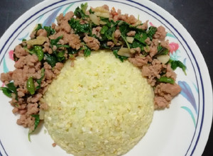 รูปของ ข้าวดอกกะหล่ำ ราดกะเพราหมูสับ keto