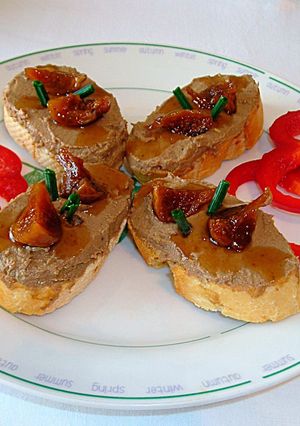 Foto principal de Tapas con paté de hígado de pollo y higos secos en almíbar casero