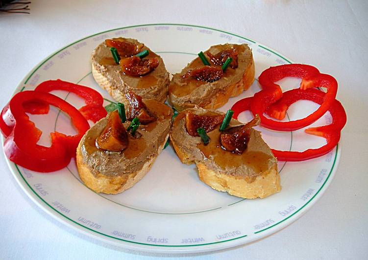 Tapas con paté de hígado de pollo y higos secos en almíbar casero