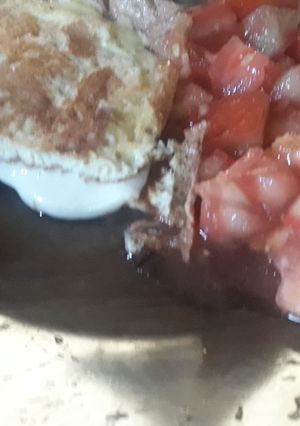 Una foto de Omelette acompañado de unos tomates