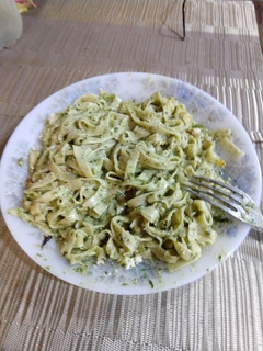 Una foto de Fideos con pesto casero