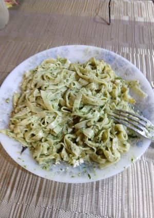 Una foto de Fideos con pesto casero