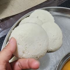 A picture of Idli.