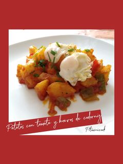 Una foto de Patatas con tomate y huevos de codorniz