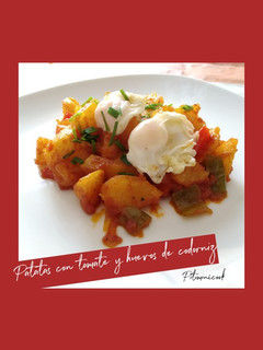 Una foto de Patatas con tomate y huevos de codorniz