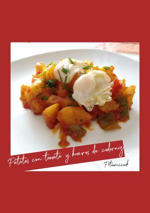 Una foto de Patatas con tomate y huevos de codorniz