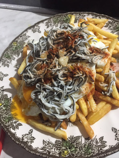 Una foto de Gulas sobre huevos estrellados y patatas