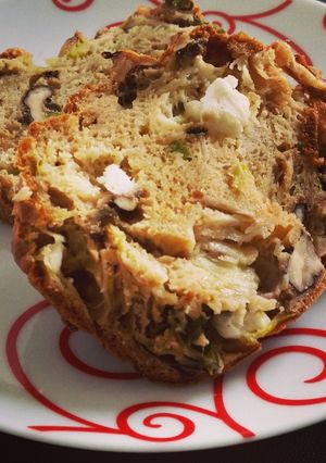 Une photo de Cake aux poireaux, aux noix, au fromage de chèvre avec une pointe de curry !