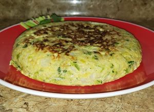 Una foto de Tortilla de coliflor y puerros