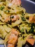 Tagliatelle mit Weißwein- Sahnesoße und Lachswürfel