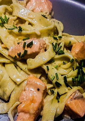 Tagliatelle mit Weißwein- Sahnesoße und Lachswürfel Rezepthauptbild