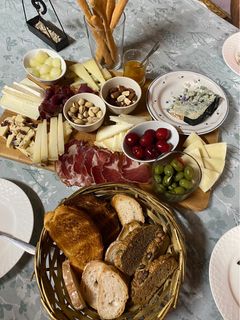 Una foto de Tabla de Quesos y Fiambres
