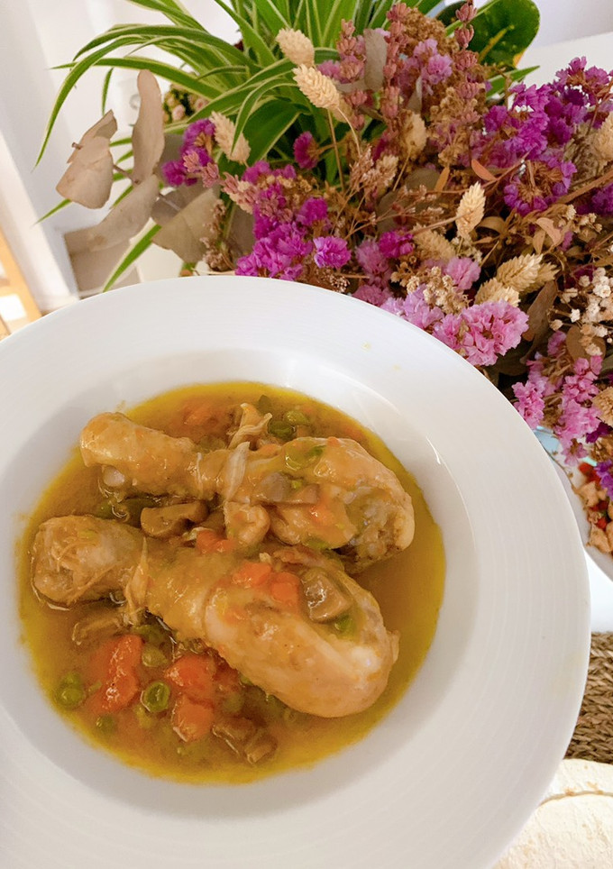 Una foto de Jamoncitos de pollo en salsa