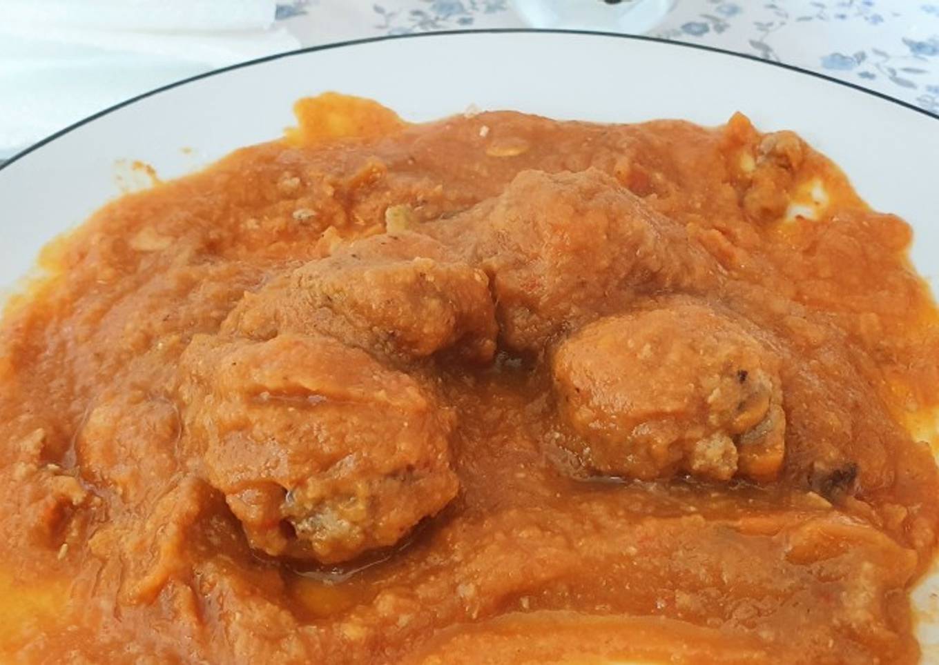 Albóndigas con salsa de verduras y pimentón