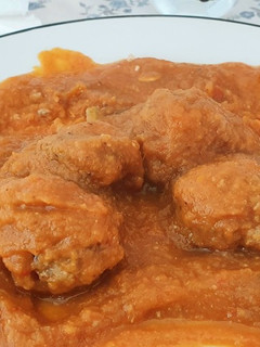 Una foto de Albóndigas con salsa de verduras y pimentón