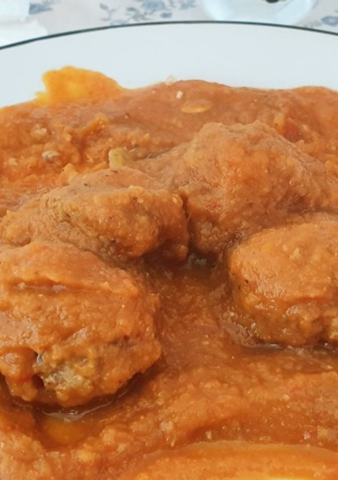 Una foto de Albóndigas con salsa de verduras y pimentón