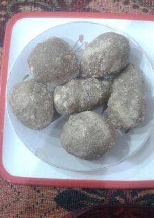 गुड़ आटा लाडू (Jaggery atta ladoo recipe in hindi) रेसिपी मुख्य फोटो