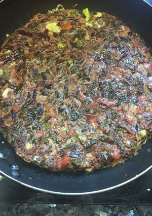 Una foto de Tortilla de lechuga y hojas de remolacha