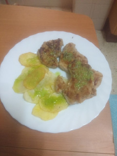 Una foto de Solomillo de cerdo a la plancha con papas chips y aceite de ajo